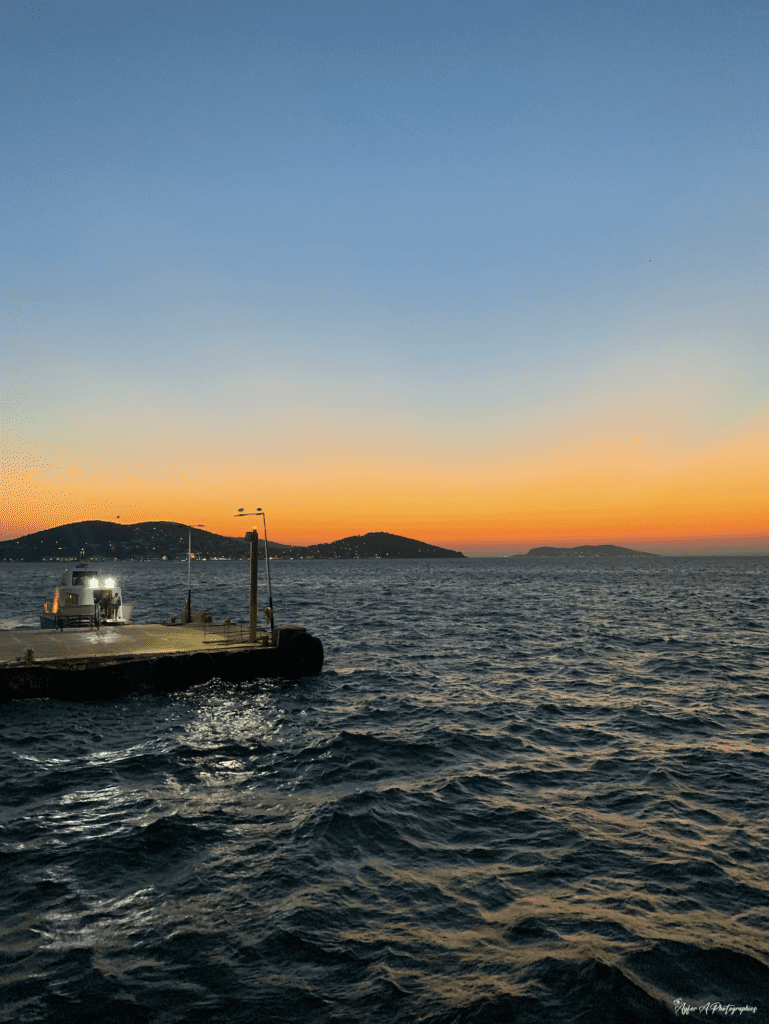 Éclat doré : Coucher de soleil magique sur l'île Buyukada, Turquie