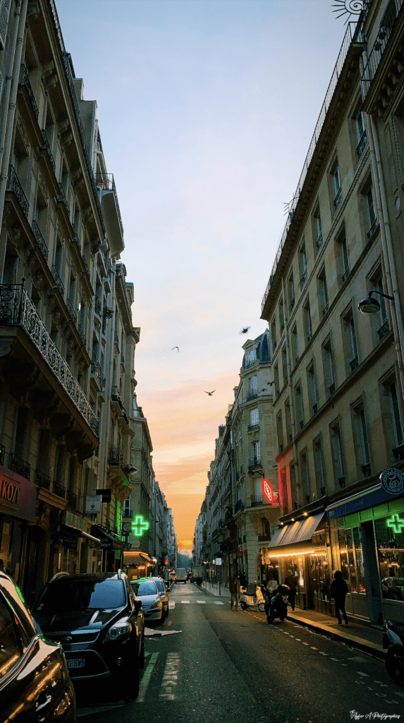 L'aube enchantée : Une rue parisienne éclairée par le lever du soleil