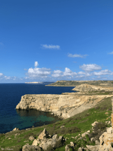 Majesté méditerranéenne : Paysage montagneux à couper le souffle à Mellieha, Malte